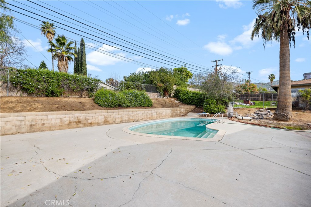 461 West Blaine Street Riverside, CA 92507 - Photo 17 of 22 a view of a pathway along a building
