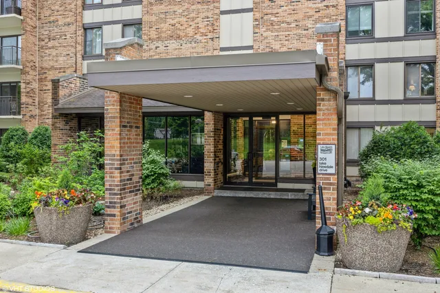 $299,000 | 301 Lake Hinsdale Drive, Unit 404, Willowbrook, IL 60527