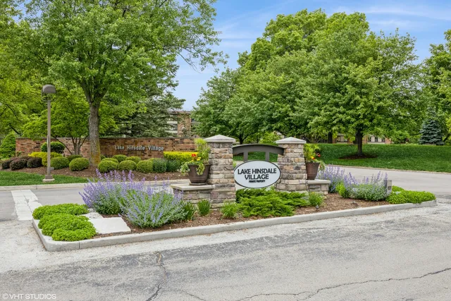 $299,000 | 301 Lake Hinsdale Drive, Unit 404, Willowbrook, IL 60527