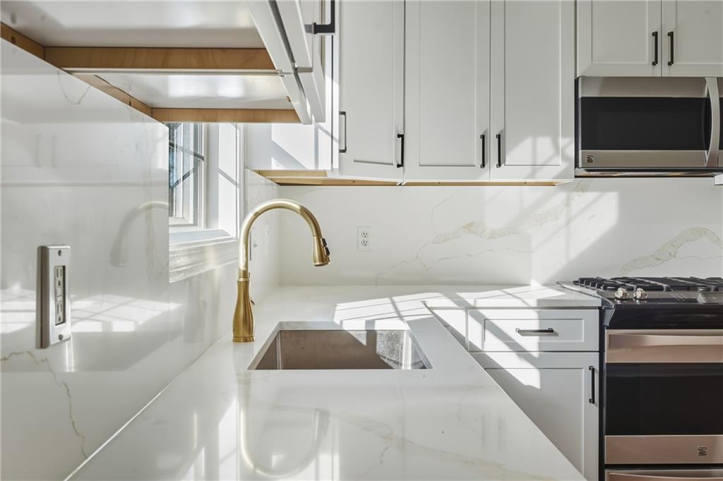615 Amberwood Place Euharlee, GA 30145 - Photo 4 of 37 a kitchen with a sink and a stove top oven