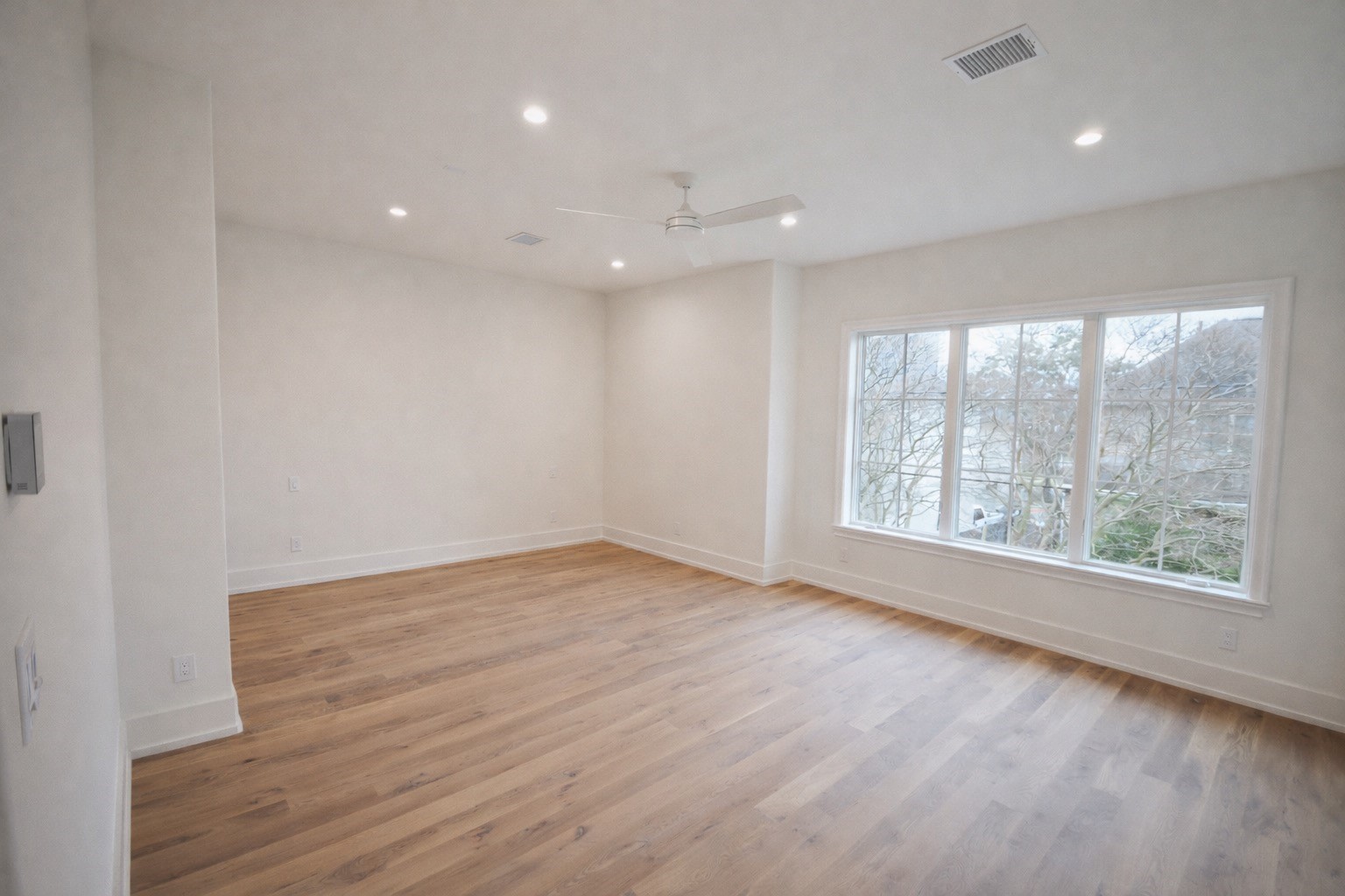 4107 Whitman Street Houston, TX 77027 - Photo 15 of 29 an empty room with wooden floor and windows
