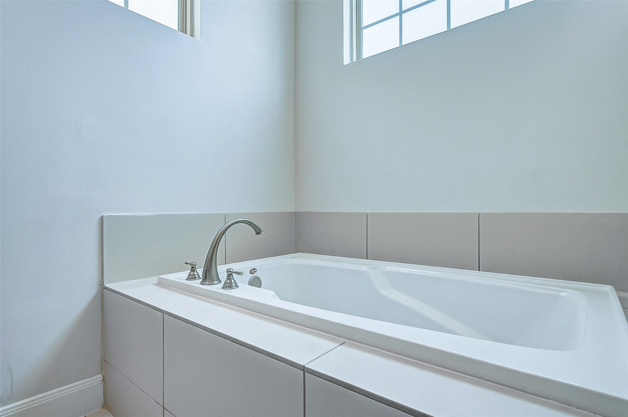 2209 Chenevert Street, Unit C Houston, TX 77003 - Photo 18 of 26 a bathroom with a bathtub