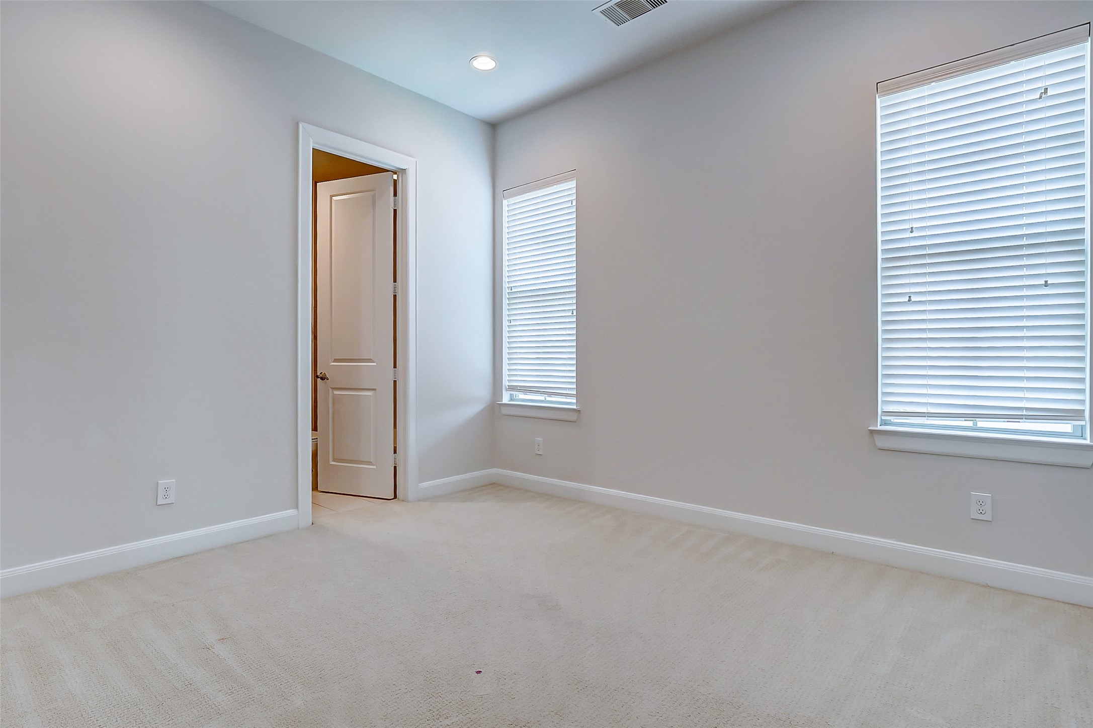 2209 Chenevert Street, Unit C Houston, TX 77003 - Photo 21 of 26 an empty room with windows