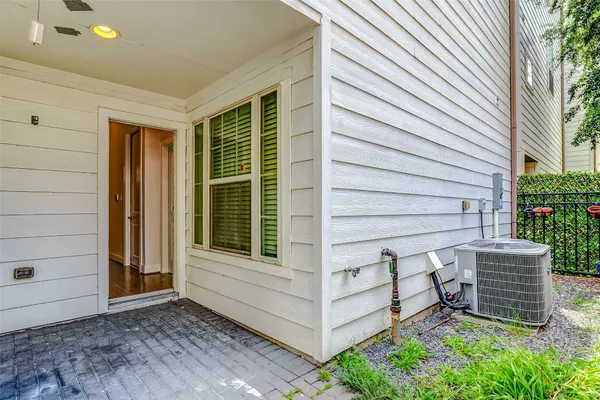 $2,750 | 2209 Chenevert Street, Unit C, Houston, TX 77003