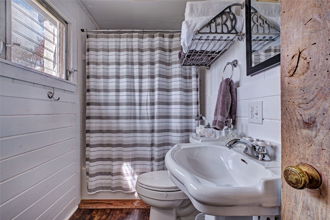733 Wyanoak Road Highlands, NC 28741 - Photo 17 of 28 Ensuite bathroom.