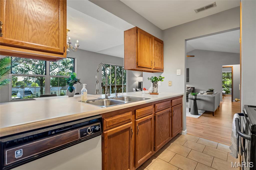 10903 Village Grove Drive, Unit D St. Louis, MO 63123 - Photo 5 of 21