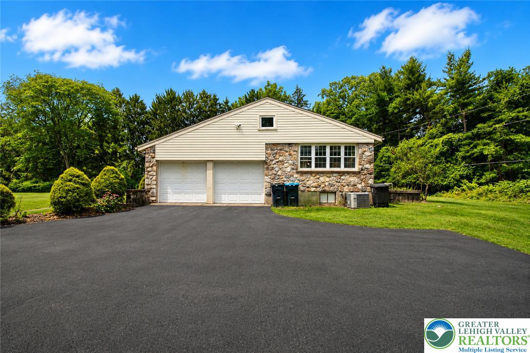 1000 Wedgewood Road Bethlehem, PA 18017 - Photo 4 of 40 Side entry 2 car garage