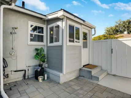 a view of a house with backyard
