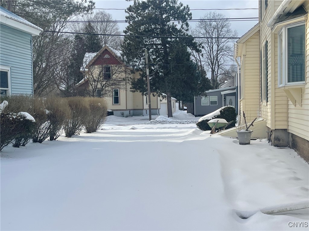 322 North Main Street Lenox, NY 13032 - Photo 7 of 33 Side yard