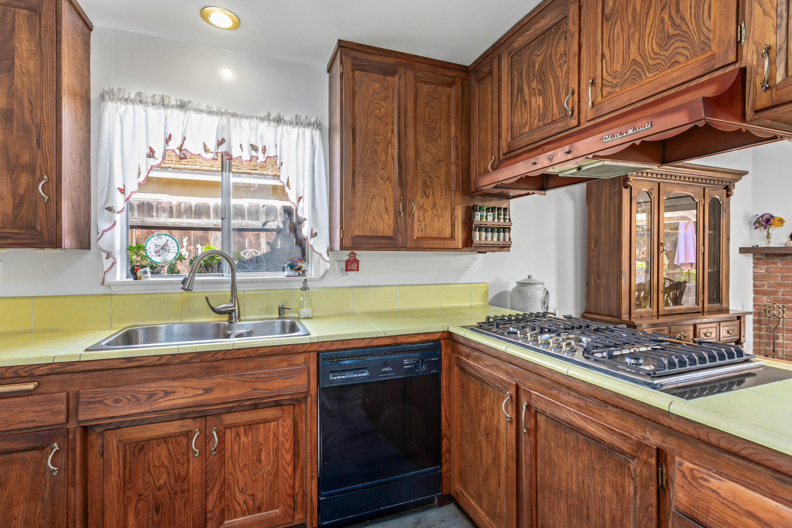 114 Walnut Lane Santa Barbara, CA 93111 - Photo 12 of 38 Kitchen