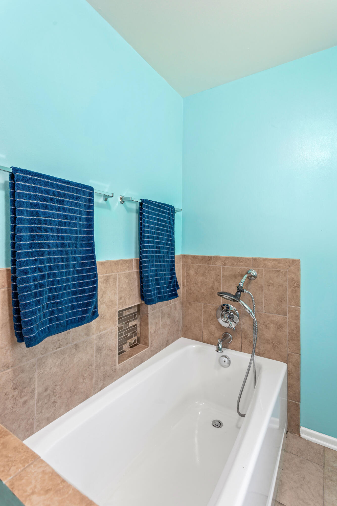 114 Walnut Lane Santa Barbara, CA 93111 - Photo 27 of 38 Bathroom 2
