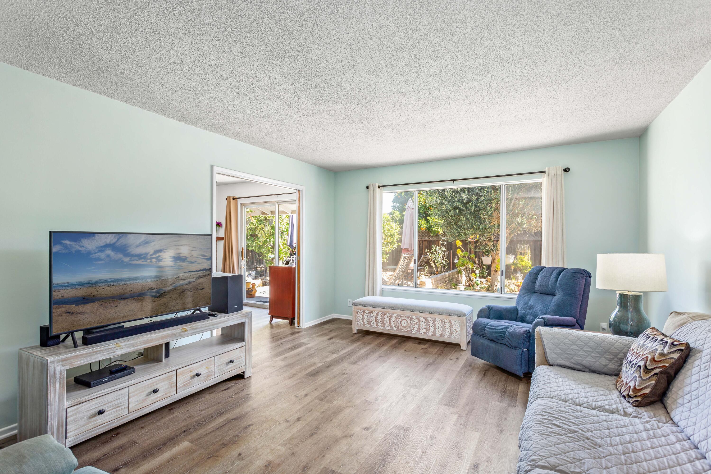 114 Walnut Lane Santa Barbara, CA 93111 - Photo 4 of 38 Living Room