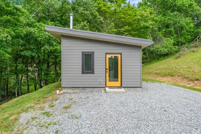 a view of a house with backyard and garden