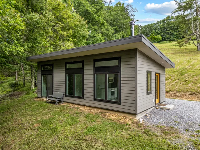 a view of a house with backyard