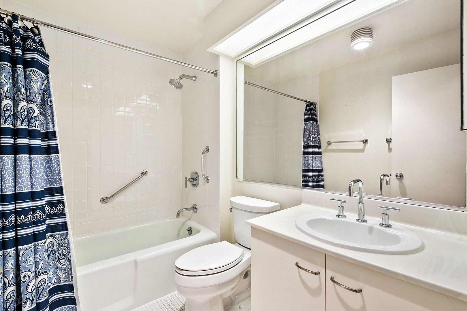 110 East Delaware Place, Unit 704 Chicago, IL 60611 - Photo 11 of 19