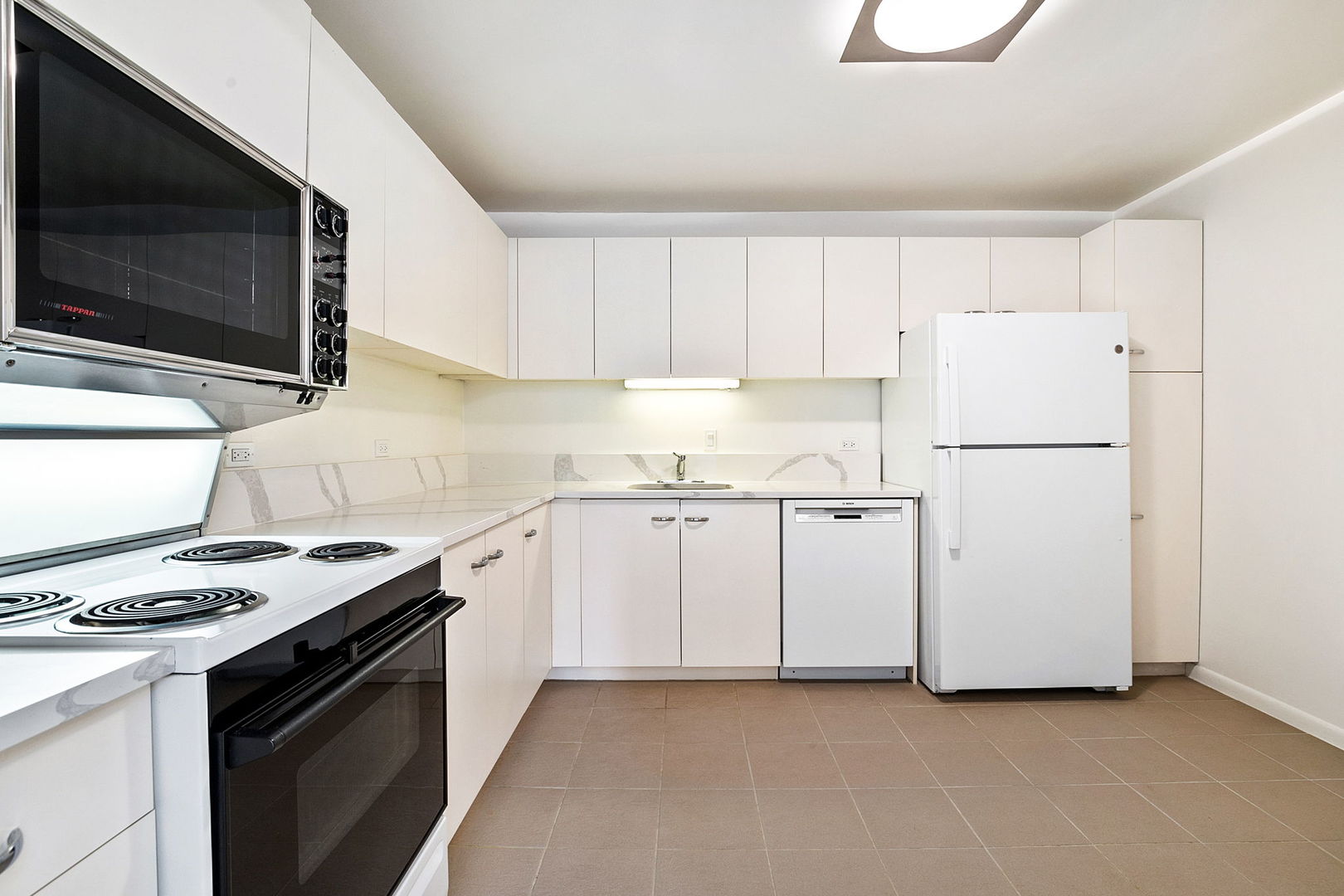 110 East Delaware Place, Unit 704 Chicago, IL 60611 - Photo 6 of 19