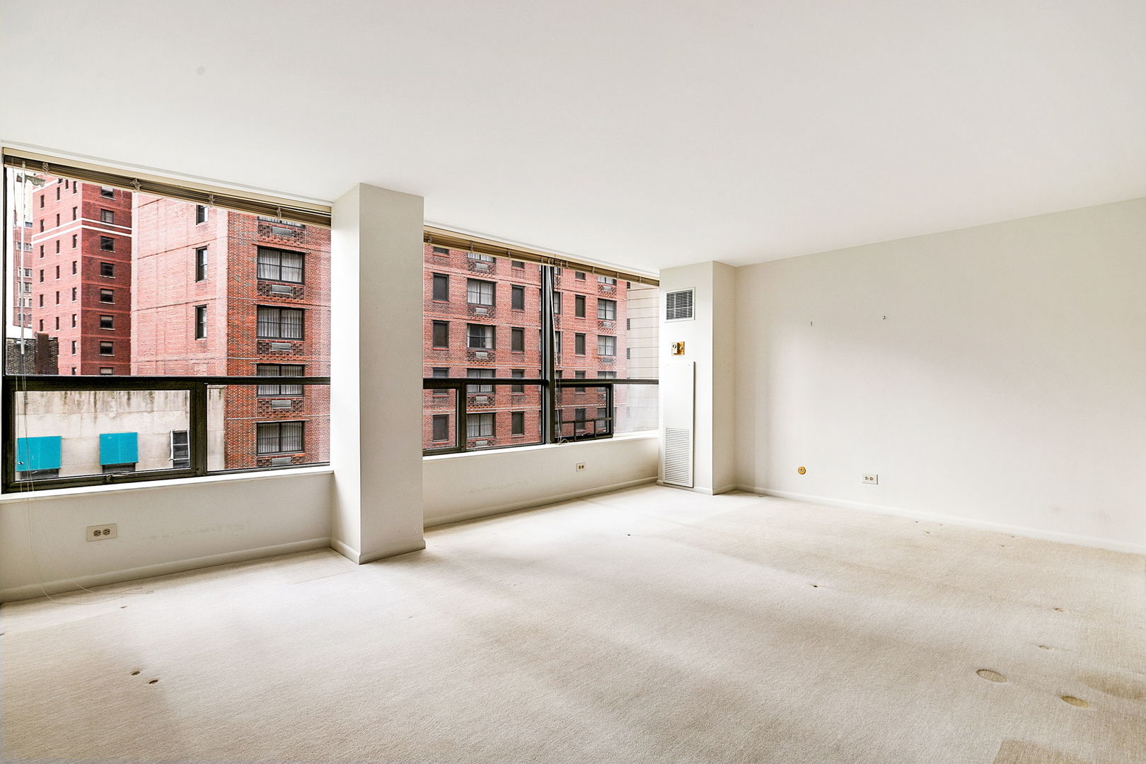 110 East Delaware Place, Unit 704 Chicago, IL 60611 - Photo 9 of 19