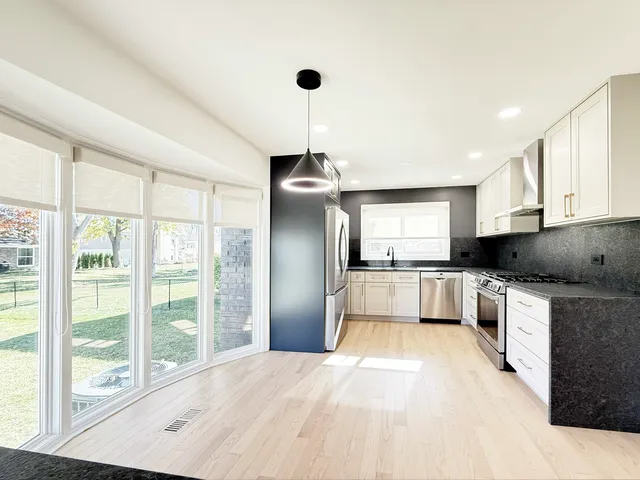 $3,800 | 3103 North Wilshire Lane, Arlington Heights, IL 60004