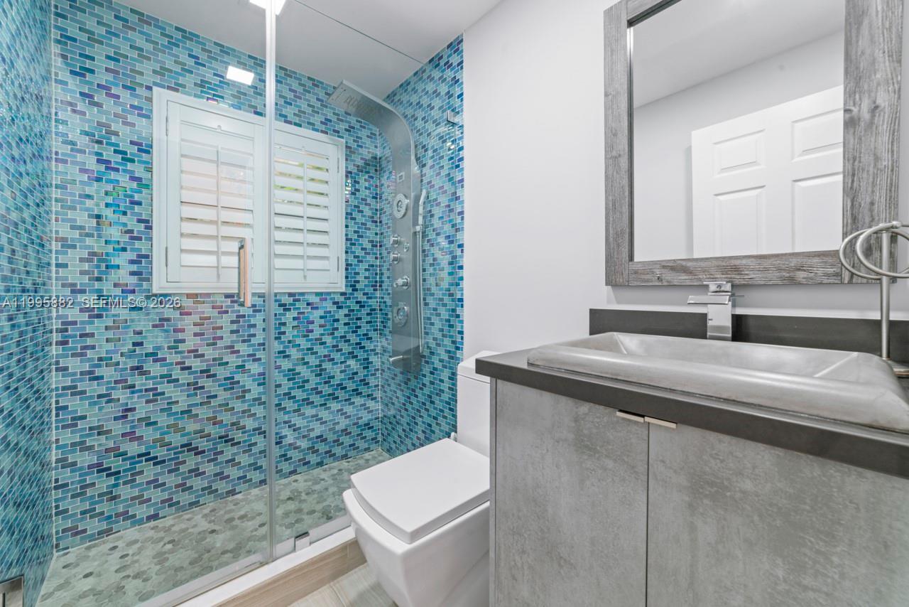 18096 Southwest 29th Street Miramar, FL 33029 - Photo 20 of 49 Second Bathroom