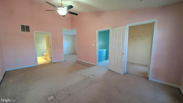 a view of empty room with a ceiling fan