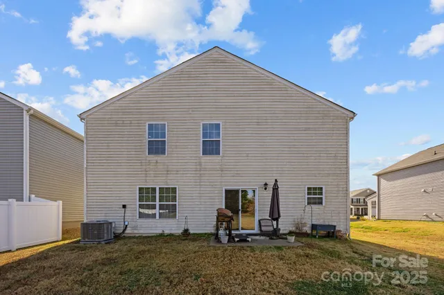 a view of a house with backyard