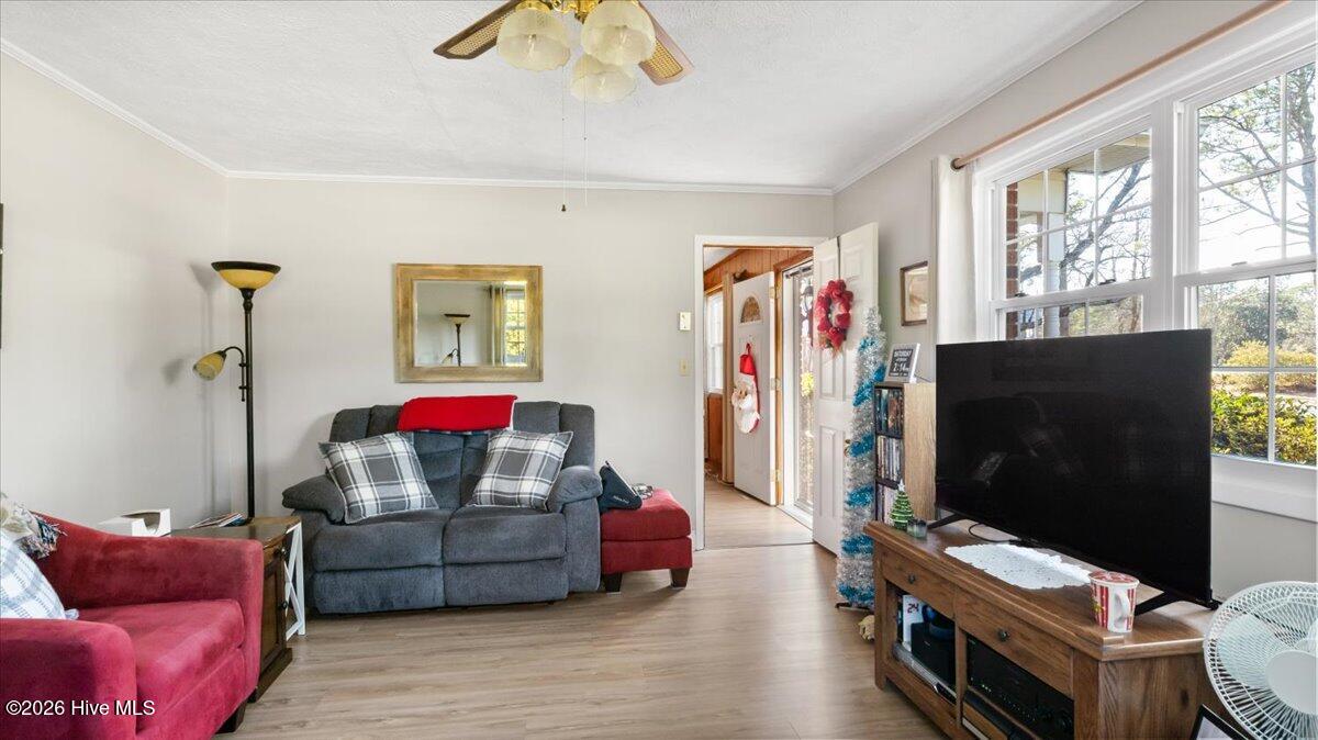 909 Austin Street Hamlet, NC 28345 - Photo 6 of 32 living room