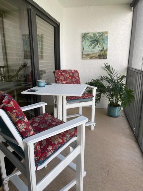 1605 Us-1, Unit B206 Jupiter, FL 33477 - Photo 17 of 35 a living room with furniture and a potted plant