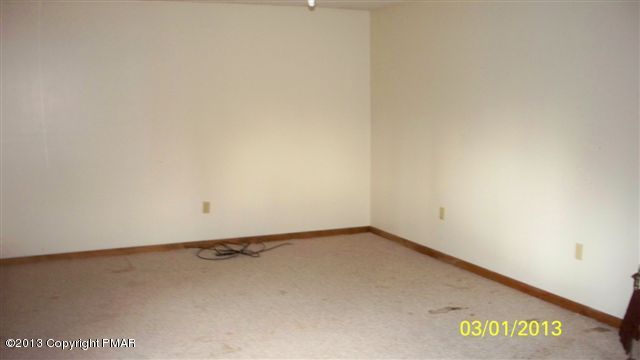 33 Underhill Road Tamiment, PA 18371 - Photo 2 of 8 FAMILY ROOM