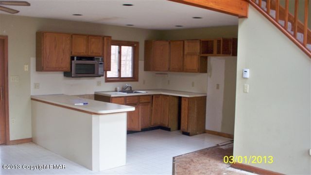 33 Underhill Road Tamiment, PA 18371 - Photo 4 of 8 KITCHEN