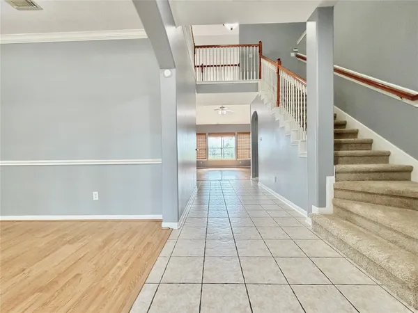 a view of entryway with an empty room