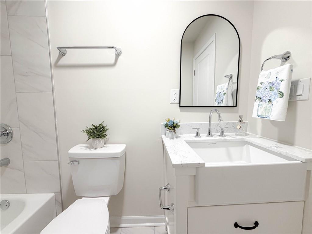 102 Welch Street Stockbridge, GA 30281 - Photo 21 of 28 a bathroom with a sink toilet and shower