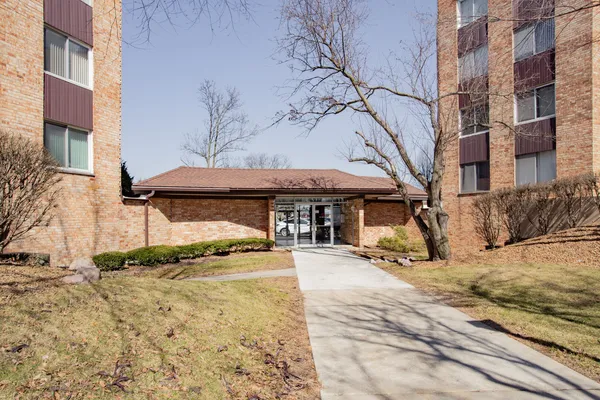 $274,999 | 1101 Hunt Club Drive, Unit 403, Mount Prospect, IL 60056