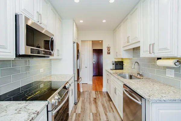 $274,999 | 1101 Hunt Club Drive, Unit 403, Mount Prospect, IL 60056