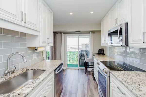 $274,999 | 1101 Hunt Club Drive, Unit 403, Mount Prospect, IL 60056