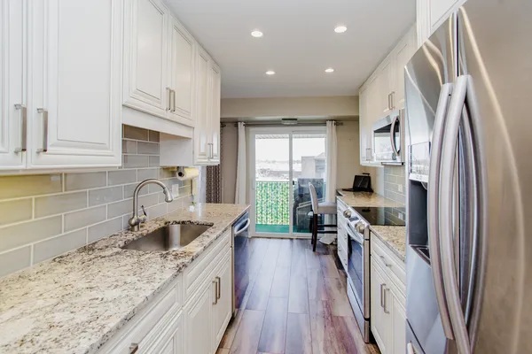 $274,999 | 1101 Hunt Club Drive, Unit 403, Mount Prospect, IL 60056