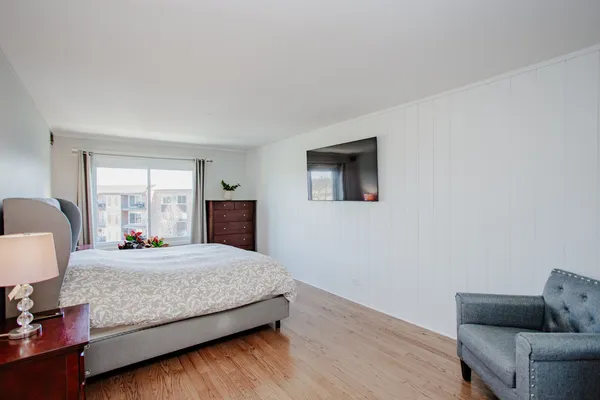 $274,999 | 1101 Hunt Club Drive, Unit 403, Mount Prospect, IL 60056