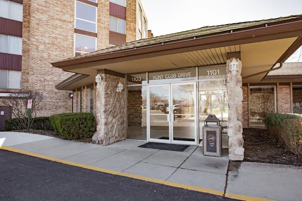 $274,999 | 1101 Hunt Club Drive, Unit 403, Mount Prospect, IL 60056