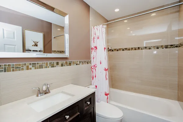 $274,999 | 1101 Hunt Club Drive, Unit 403, Mount Prospect, IL 60056
