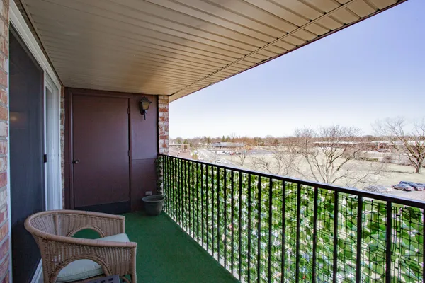 $274,999 | 1101 Hunt Club Drive, Unit 403, Mount Prospect, IL 60056
