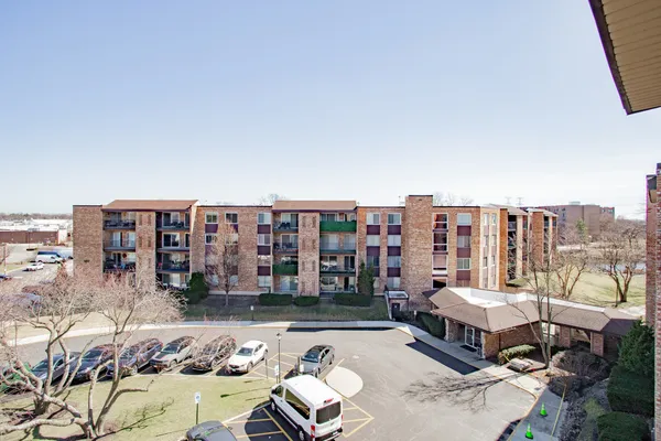 $274,999 | 1101 Hunt Club Drive, Unit 403, Mount Prospect, IL 60056