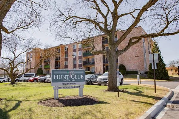 $274,999 | 1101 Hunt Club Drive, Unit 403, Mount Prospect, IL 60056