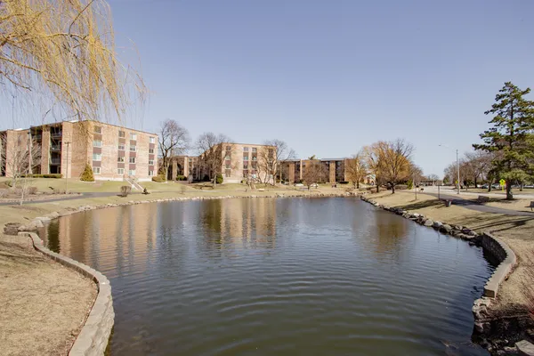 $274,999 | 1101 Hunt Club Drive, Unit 403, Mount Prospect, IL 60056