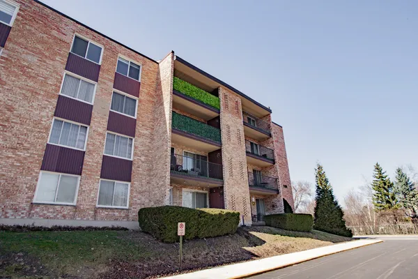 $274,999 | 1101 Hunt Club Drive, Unit 403, Mount Prospect, IL 60056