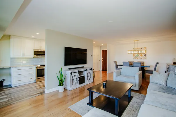 $274,999 | 1101 Hunt Club Drive, Unit 403, Mount Prospect, IL 60056