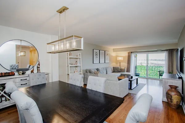 $274,999 | 1101 Hunt Club Drive, Unit 403, Mount Prospect, IL 60056