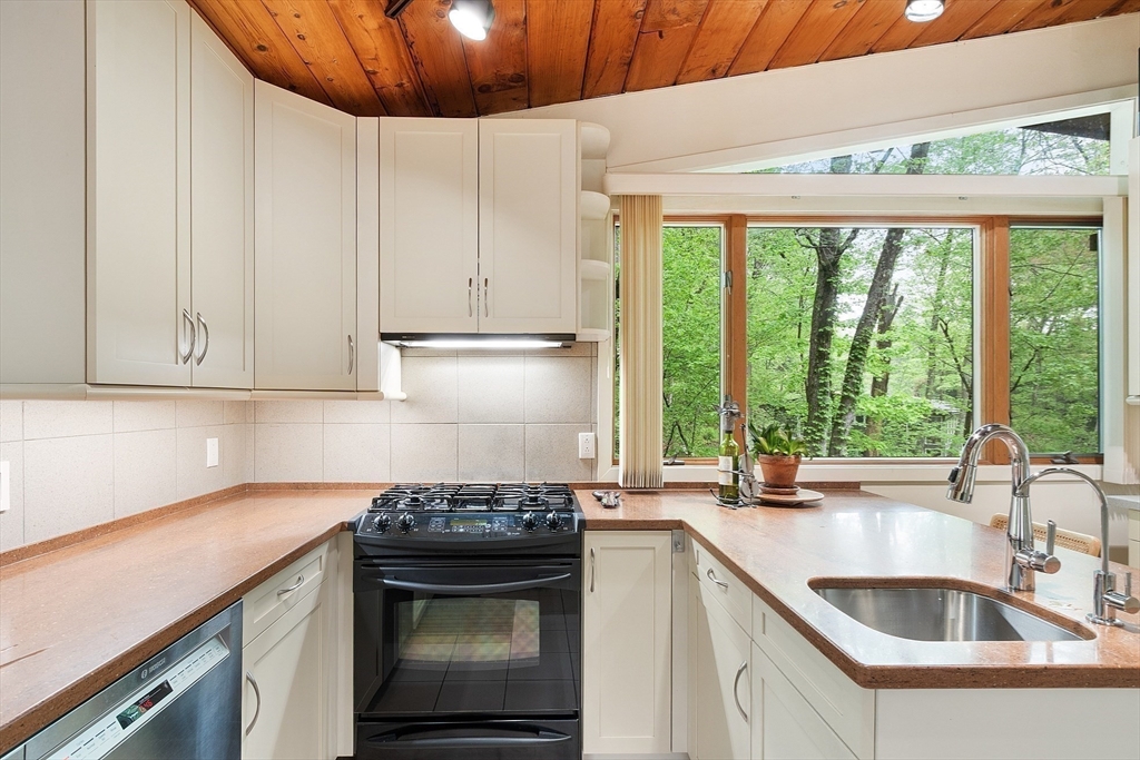 77 Temple Road Concord, MA 01742 - Photo 11 of 39