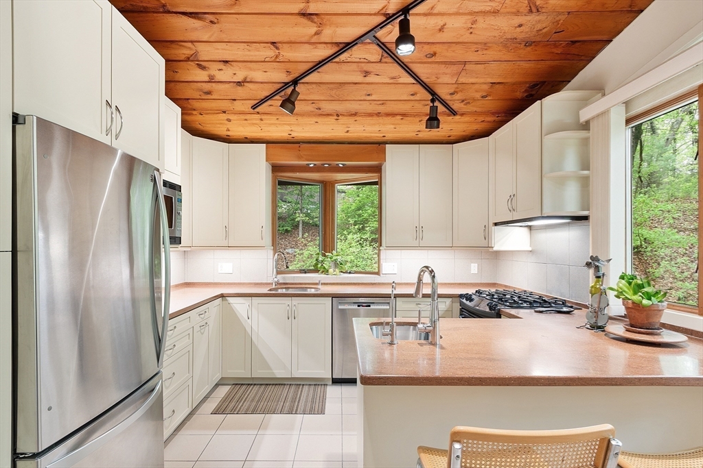 77 Temple Road Concord, MA 01742 - Photo 10 of 39