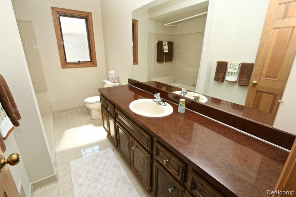 3699 Old Tree Court Rochester, MI 48309 - Photo 16 of 30 16Fullbth.jpg