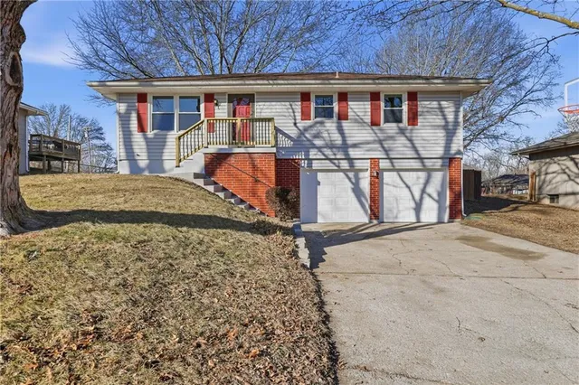 $296,000 | 109 Northeast 1st St Terrace, Blue Springs, MO 64014