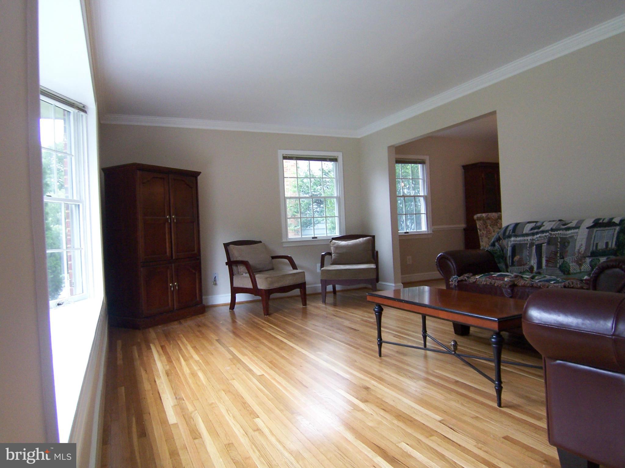 6136 Roxbury Avenue Springfield, VA 22152 - Photo 2 of 22 Living Room w/Bay window